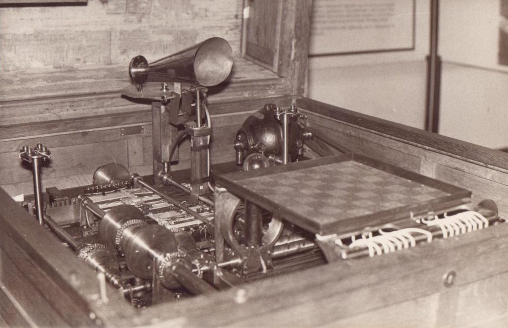 El Ajedrecista, la primera máquina que podía jugar ajedrez. Historia de los videjuegos.