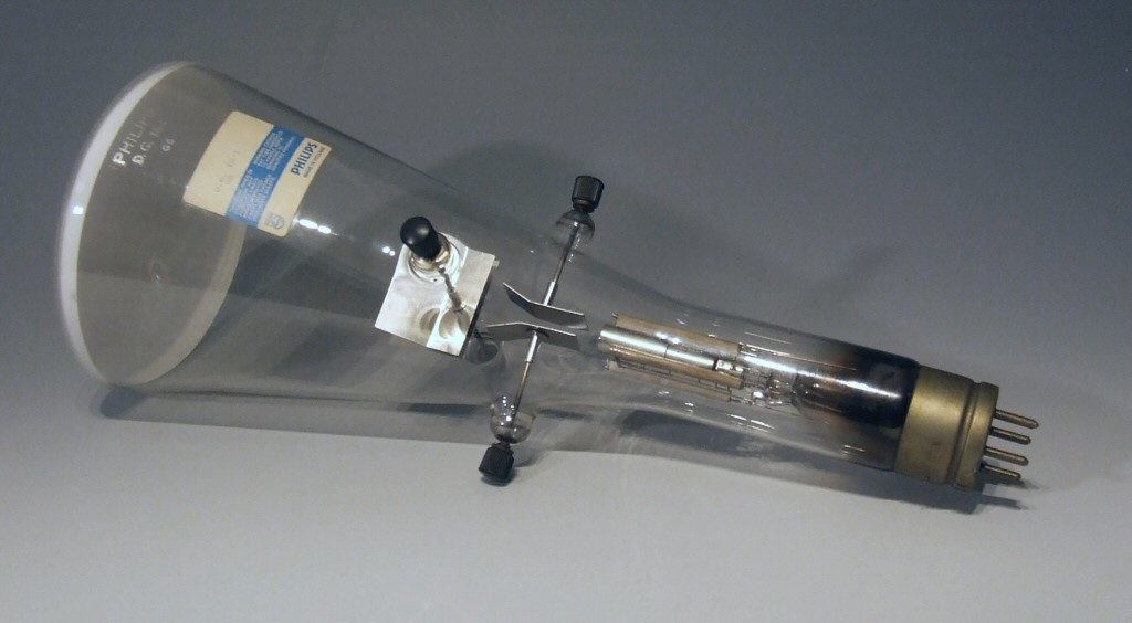 Cathode-ray tube amusement device es un ejemplo de primer videojuego de la historia sin inteligencia artificial. Historia de los videojuegos.